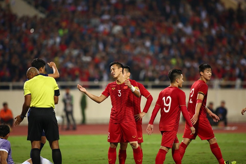 Việt Nam 0-0 Thái Lan: Hai quyết định gây tranh cãi của trọng tài - 27 Việt Nam 0-0 Thái Lan: Hai quyết định gây tranh cãi của trọng tài - 27