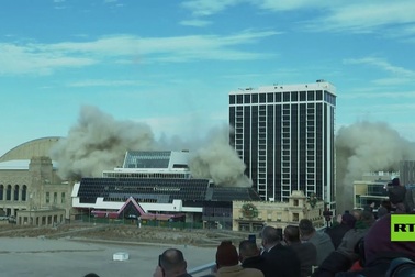 Khoảnh khắc sòng bạc cũ của ông Trump bị đánh sập trong tích tắc