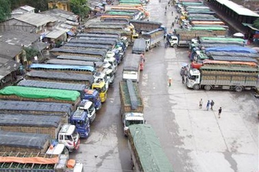 Hàng trăm xe chở nông sản ùn ứ tại cửa khẩu Tân Thanh