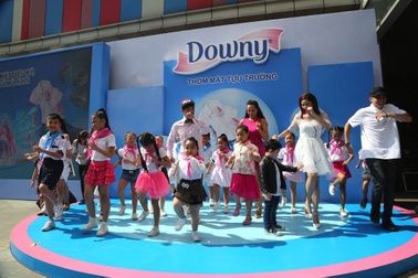 Mẹ con Trương Quỳnh Anh thích thú nhảy flashmob cùng các bạn thiếu nhi