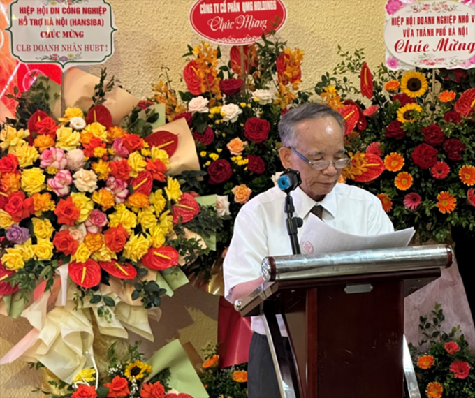 Ông Nguyễn Văn Học – Phó trưởng Phòng thường trực Phòng Quản lý Đào tạo kiêm Phó Giám đốc Trung tâm đọc Quyết định thành lập Câu lạc bộ doanh nhân HUBT.