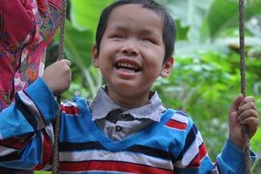 Em bé mù sống nơi bìa rừng được bạn đọc Dân trí giúp xây nhà