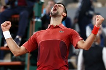 Djokovic ngược dòng ngoạn mục ở trận đấu muộn nhất lịch sử Roland Garros