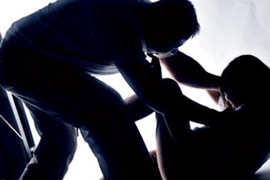 Bắt nam thanh niên làm thuê, cạy cửa hiếp dâm con gái chủ nhà