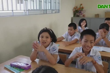 Cô bé Khánh Huyền đã chiến thắng bệnh ung thư hạch và trở lại trường.