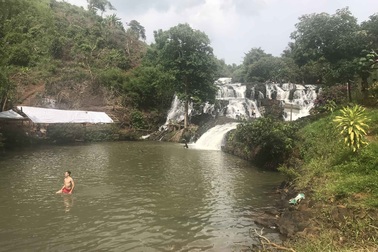 Ba học sinh gặp nạn khi tắm thác, một học sinh tử vong