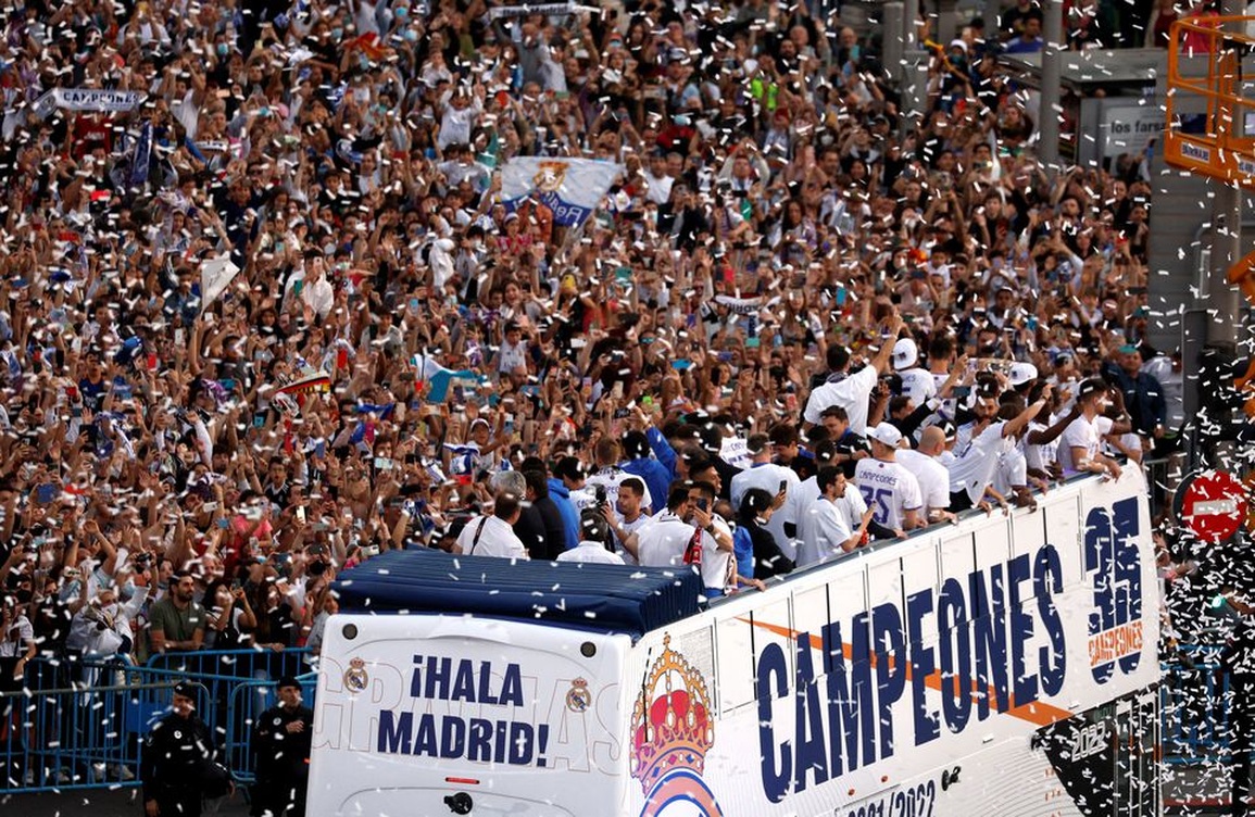 Real Madrid diễu hành ăn mừng hoành tráng, Gareth Bale bất ngờ vắng mặt - 9 Real Madrid diễu hành ăn mừng hoành tráng, Gareth Bale bất ngờ vắng mặt - 9