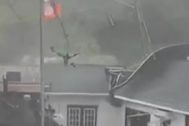 Gió bão cuốn nhân viên nhà hàng thổi bay lên trời