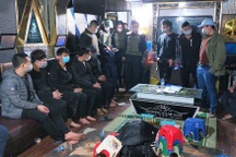 Bắt giữ 21 "con bạc" sát phạt dưới tầng hầm quán karaoke lúc nửa đêm