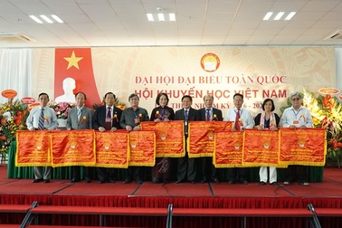 Báo Dân trí nhận Cờ thi đua xuất sắc của TƯ Hội Khuyến học Việt Nam