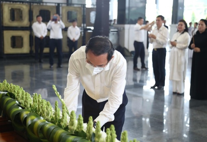 Bí thư Thành ủy TPHCM Nguyễn Văn Nên dâng hoa tưởng nhớ những người đã mất trong đại dịch COVID-19.

