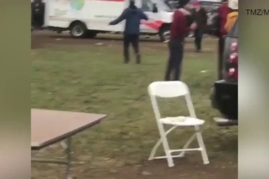 Lộ cảnh con gái ông Obama âu yếm bạn trai