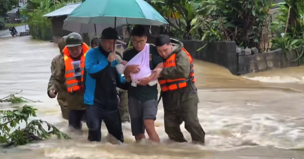 Giờ phút sinh tử bên dòng lũ, khi phía sau là hàng triệu đồng bào - 14 Giờ phút sinh tử bên dòng lũ, khi phía sau là hàng triệu đồng bào - 14