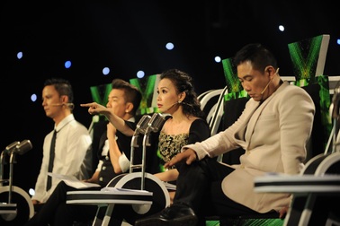 Vợ chồng Cẩm Ly “gây lộn”, cãi nhau nhiều ngày vì thí sinh