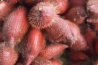 Khách hiếu kỳ quả lạ, hàng rong Hà Nội bán mây Thái với giá “trên trời”