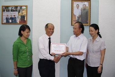 Cầu Pô Kô: Công ty BHNT Prudential Việt Nam ủng hộ 100 triệu đồng 