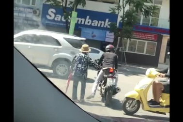 Phấn khích với hình ảnh biker ẩn xe dìu bà cụ sang đường trong nắng nóng 40oC