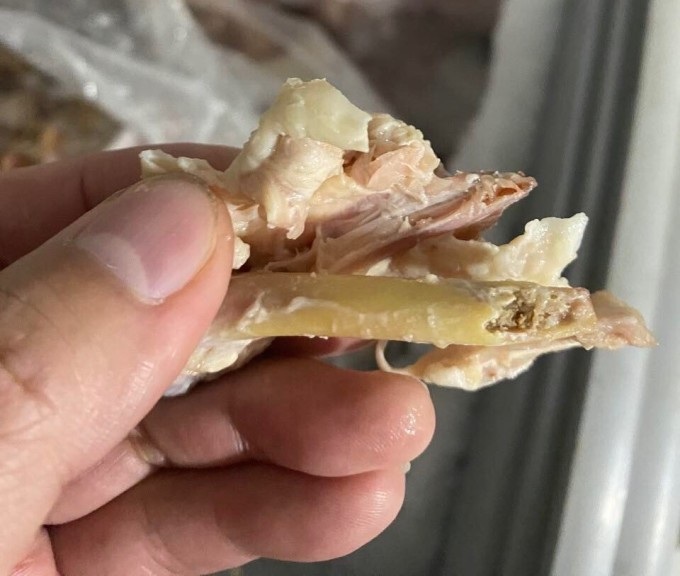 Thịt gà trong tủ đông thực phẩm của đơn vị cung cấp suất ăn, sáng 25/10. Ảnh: Phụ huynh cung cấp