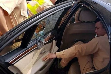 Hà Nội: Cảnh sát đập kính xe BMW giải cứu tài xế bị ngất