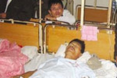 Gặp người bị voi dữ quật gãy hai chân