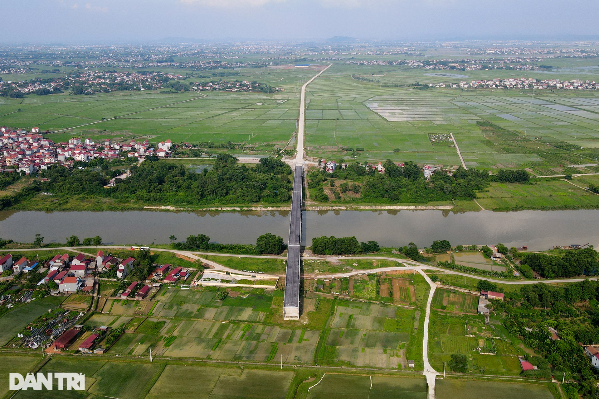 Cây cầu trăm tỷ xây xong bị bỏ hoang 2 năm trên đường vành đai 4 ở Hà Nội - 1 Cây cầu trăm tỷ xây xong bị bỏ hoang 2 năm trên đường vành đai 4 ở Hà Nội - 1