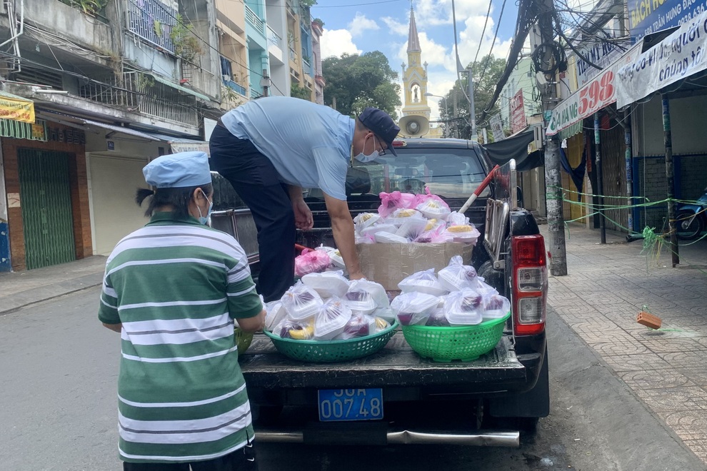 Người nghèo thẫn thờ hụt hẫng khi quán cơm 2.000 đồng nghỉ dịch - 6 Người nghèo thẫn thờ hụt hẫng khi quán cơm 2.000 đồng nghỉ dịch - 6