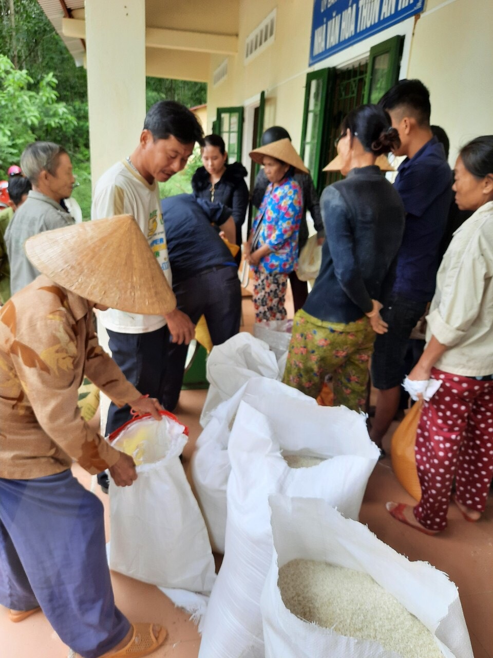 Phân bổ 1.000 tấn gạo và 4 tấn lương khô cho người dân vùng lũ - 3 Phân bổ 1.000 tấn gạo và 4 tấn lương khô cho người dân vùng lũ - 3