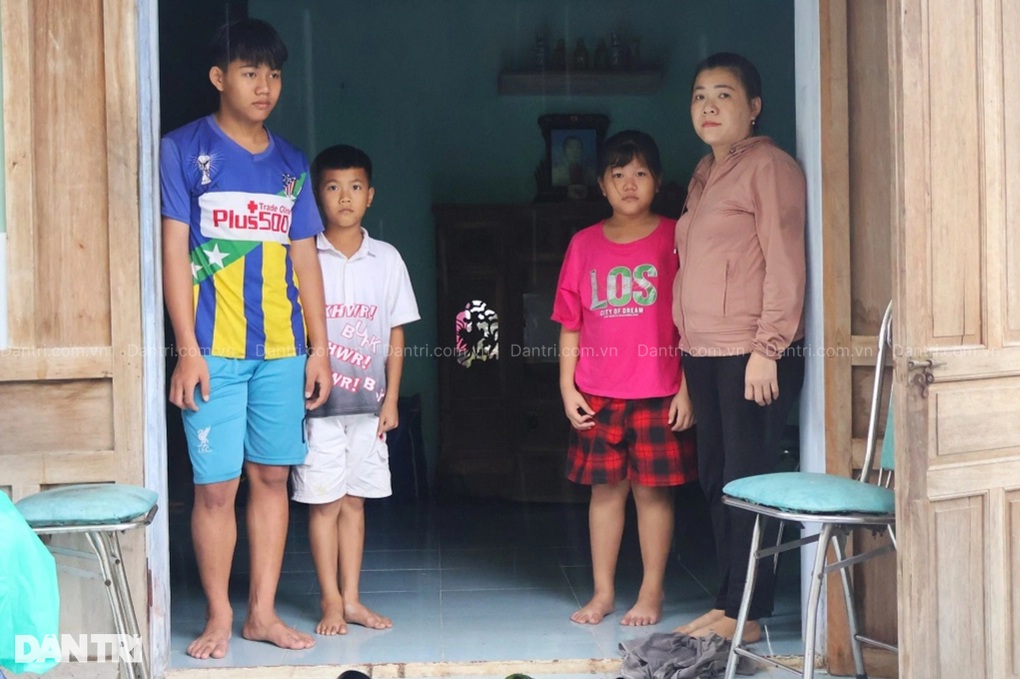 Cuộc sống bế tắc của người phụ nữ gồng gánh cha tai biến và 3 con thơ - 4 Cuộc sống bế tắc của người phụ nữ gồng gánh cha tai biến và 3 con thơ - 4