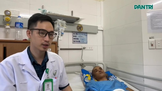 Ánh mắt khát sống của chàng trai đi phụ hồ nuôi mẹ ung thư