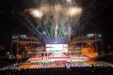 Pháo hoa bừng sáng trong đêm khai mạc Festival Huế 2018