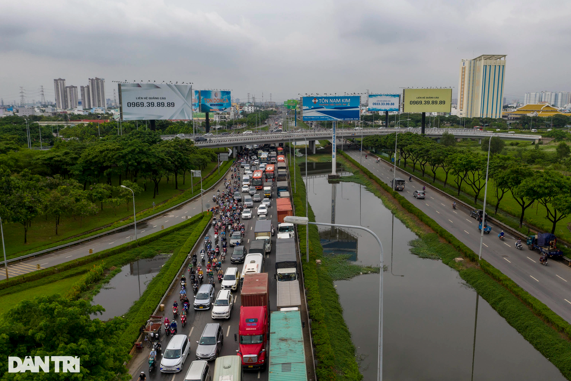 Người dân ùn ùn về quê nghỉ lễ, cửa ngõ phía Tây TPHCM kẹt cứng - 1 Người dân ùn ùn về quê nghỉ lễ, cửa ngõ phía Tây TPHCM kẹt cứng - 1