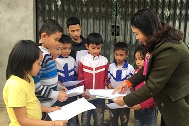 Giáo viên miền núi đến tận nhà giao bài tập cho HS nghỉ phòng dịch Covid-19