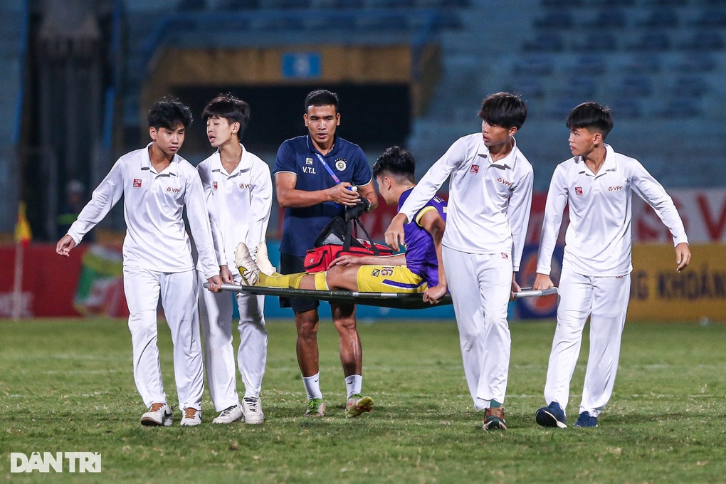 HLV Vũ Tiến Thành: Hà Nội FC chơi tiểu xảo, câu giờ để chiến thắng - 2