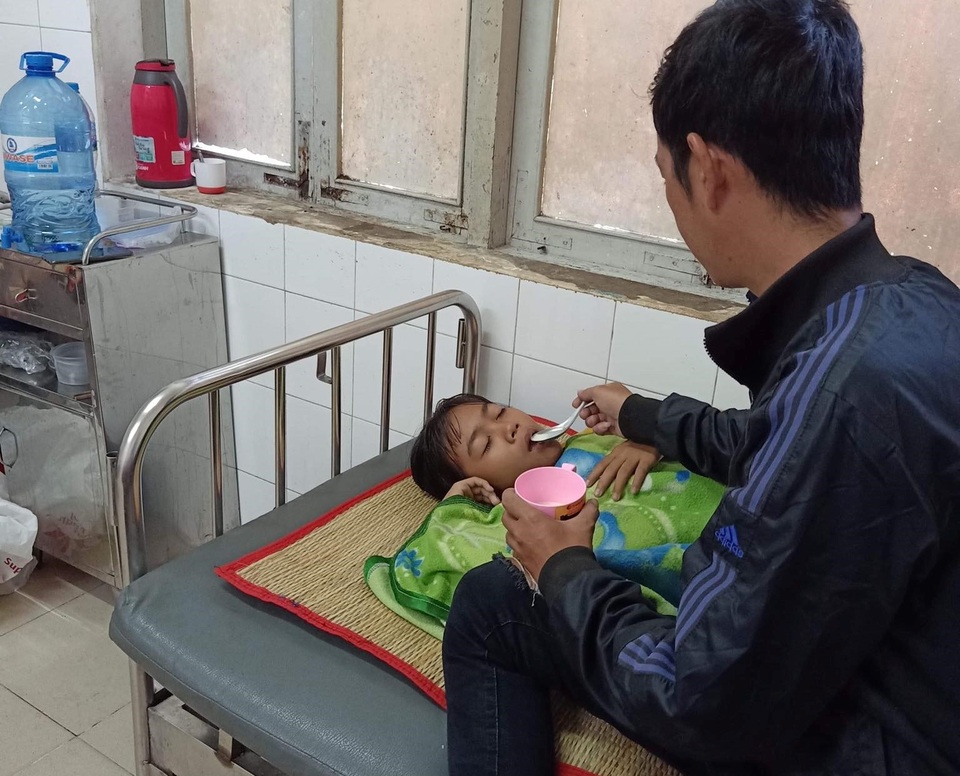 Xót thương gia đình khốn cùng vì 2 đứa con bệnh tật - 10 Xót thương gia đình khốn cùng vì 2 đứa con bệnh tật - 10