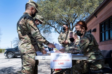 Hàng nghìn quân nhân Mỹ có thể phải giải ngũ vì không tiêm chủng đúng hạn