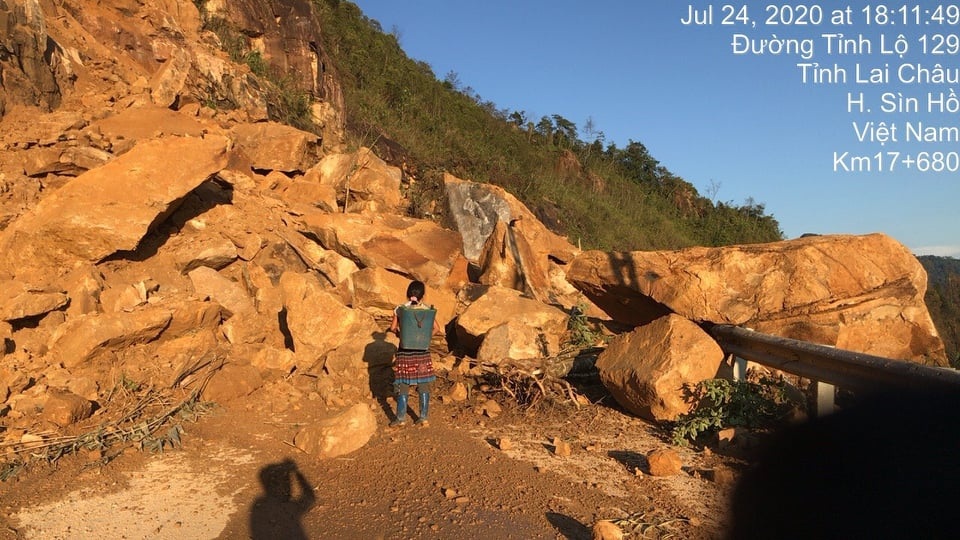 Sạt lở 11.000 m3 đất đá, đường vào huyện Sìn Hồ tê liệt - 1 Sạt lở 11.000 m3 đất đá, đường vào huyện Sìn Hồ tê liệt - 1