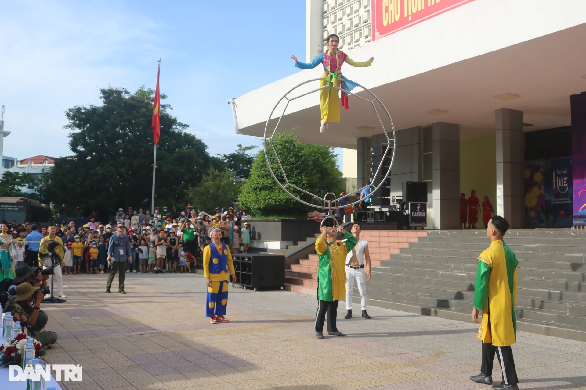 Đường phố Huế náo nhiệt bởi đoàn chân dài và những cô gái xinh đẹp - 8 Đường phố Huế náo nhiệt bởi đoàn chân dài và những cô gái xinh đẹp - 8