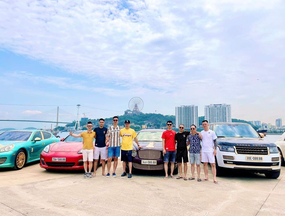 Dàn siêu xe mạ vàng biển đẹp trị giá hơn 50 tỷ đồng của đại gia kín tiếng - 4 Dàn siêu xe mạ vàng biển đẹp trị giá hơn 50 tỷ đồng của đại gia kín tiếng - 4