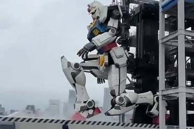 Mô hình robot khổng lồ chuyển động mượt mà