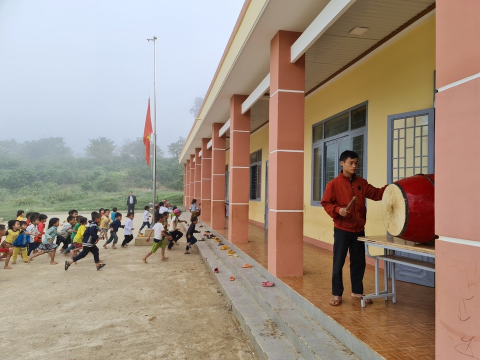 Thắt ruột khi thầy giáo vùng cao nói: “Em sợ khi về con không nhận ra mình” - 5 Thắt ruột khi thầy giáo vùng cao nói: “Em sợ khi về con không nhận ra mình” - 5