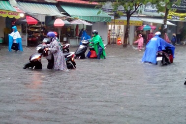 Cần Thơ mưa lớn, nhiều tuyến đường biến thành sông