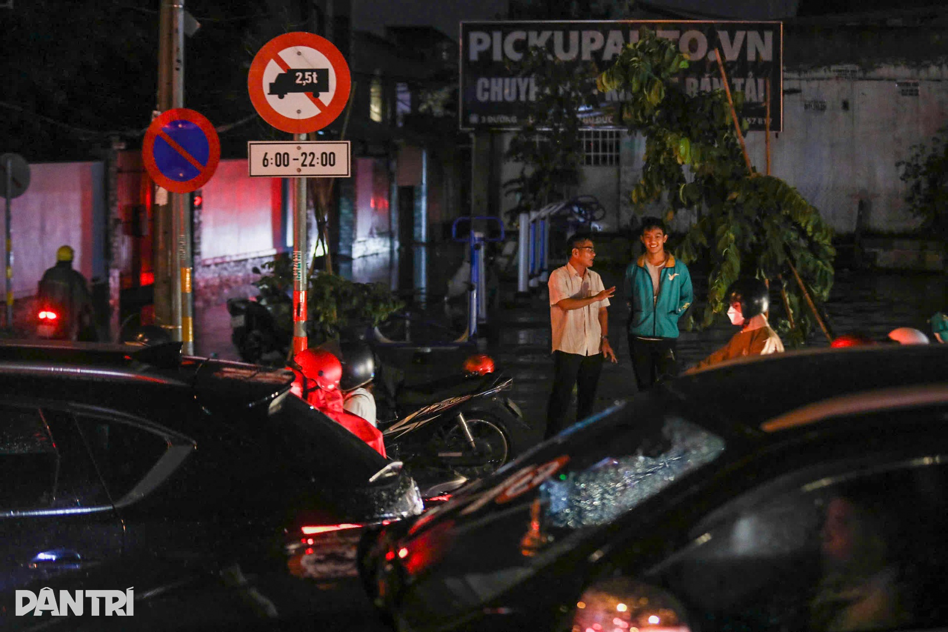 Mưa lớn, đường Phạm Văn Đồng kẹt xe kéo dài hơn 3km - 4 Mưa lớn, đường Phạm Văn Đồng kẹt xe kéo dài hơn 3km - 4