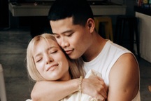 Cô gái Nga từ chối đại gia yêu chàng thạc sĩ, quyết định ở lại Việt Nam