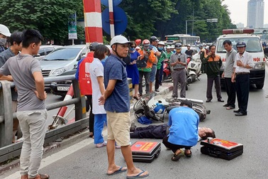 Hà Nội: Đâm vào trụ cầu vượt, người đàn ông đi xe máy tử vong