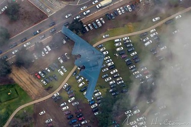 Máy bay ném bom lớn nhất thế giới trổ tài lượn sát đất