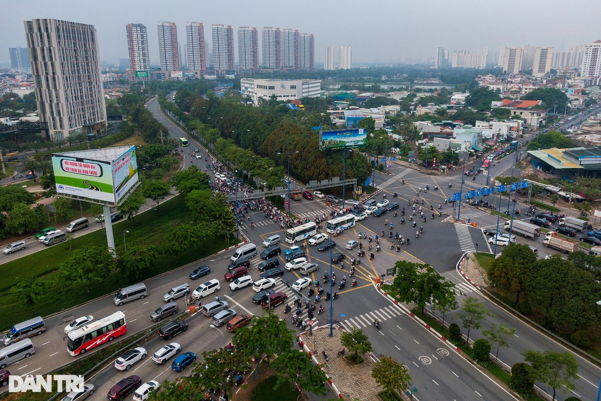Đường phố TPHCM kẹt cứng ngày đầu người dân trở lại làm việc sau nghỉ lễ - 11 Đường phố TPHCM kẹt cứng ngày đầu người dân trở lại làm việc sau nghỉ lễ - 11