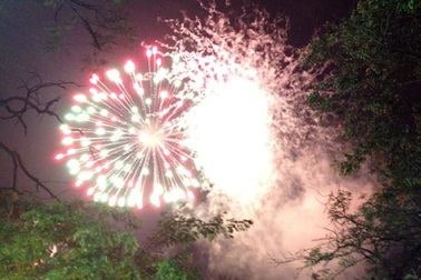 Người Hà Nội đội mưa xem bắn pháo hoa