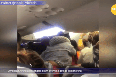 Hành khách đánh nhau chỉ để tranh giành xem ai được xuống máy bay trước