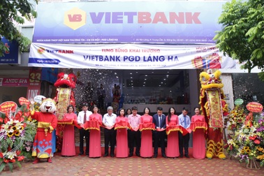 Vietbank dành hàng trăm quà tặng khách hàng nhân dịp khai trương trụ sở mới PGD Láng Hạ
