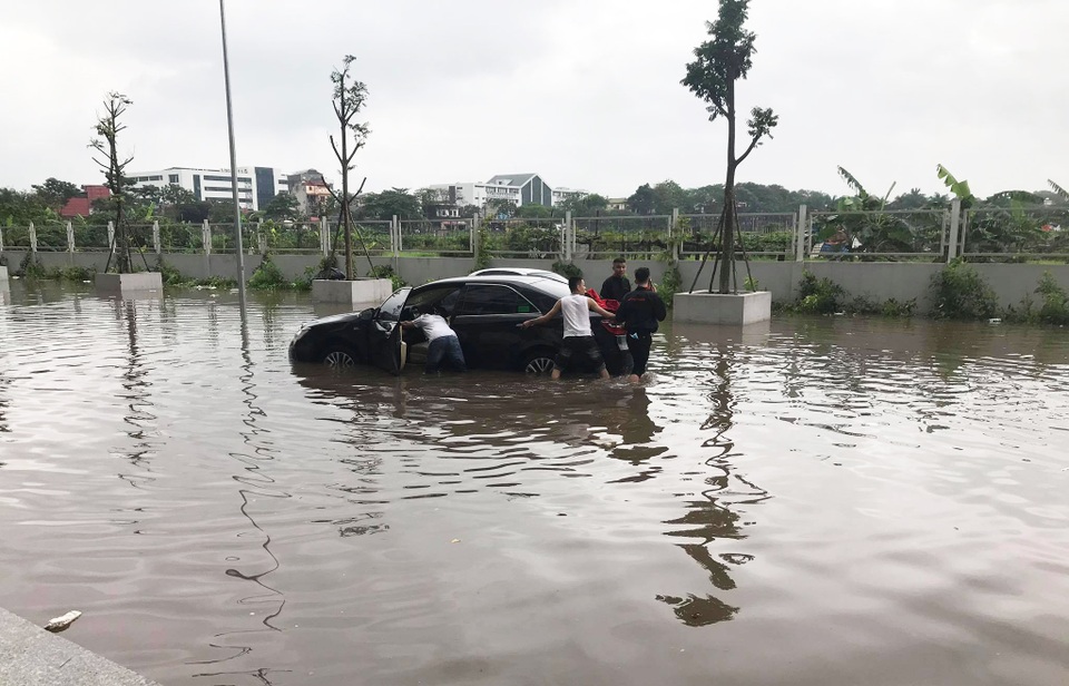 Hà Nội: Hàng loạt ô tô chìm trong dòng nước sau cơn mưa lớn - 3 Hà Nội: Hàng loạt ô tô chìm trong dòng nước sau cơn mưa lớn - 3